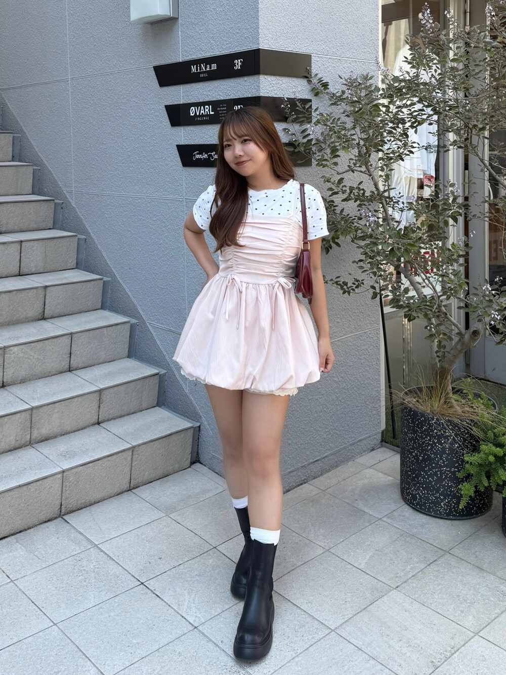 ピンク系のシャツ/ブラウスを着用したレディースの夏コーディネートの4枚目の写真