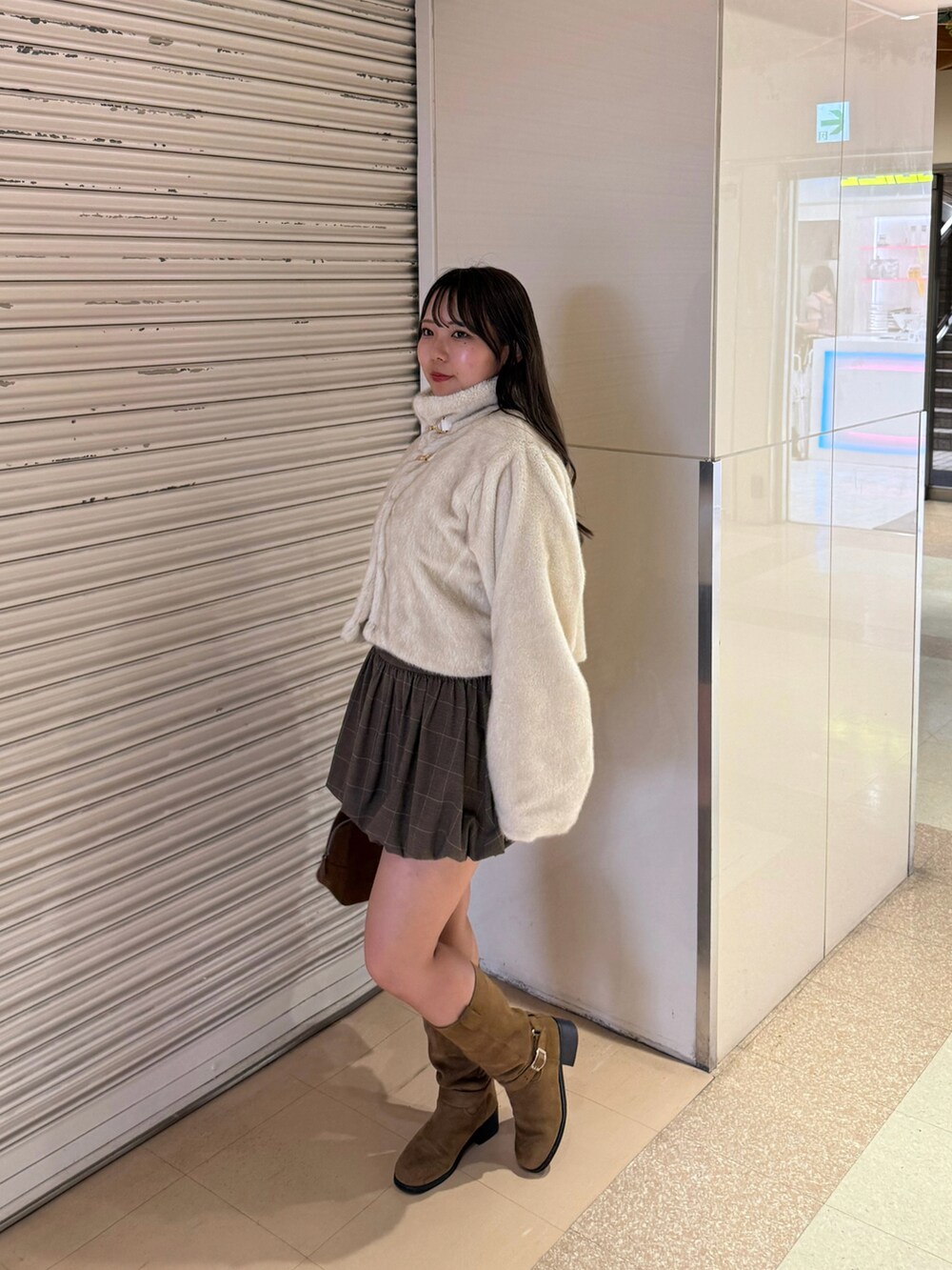 ホワイト系のブルゾンを着用したレディースの秋コーディネートの5枚目の写真