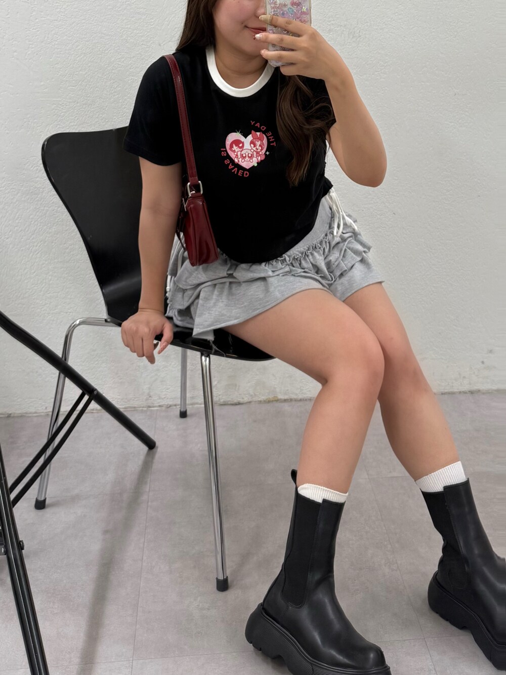 ブラック系のTシャツ/カットソーを着用したレディースの夏コーディネートの4枚目の写真