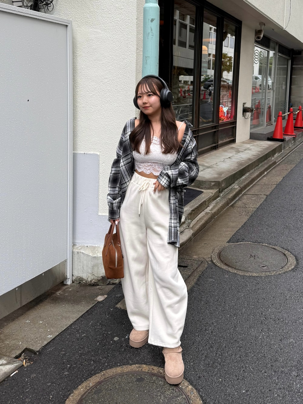 ブラック系のシャツ/ブラウス、ホワイト系のスウェットパンツを着用したレディースの秋コーディネートの3枚目の写真