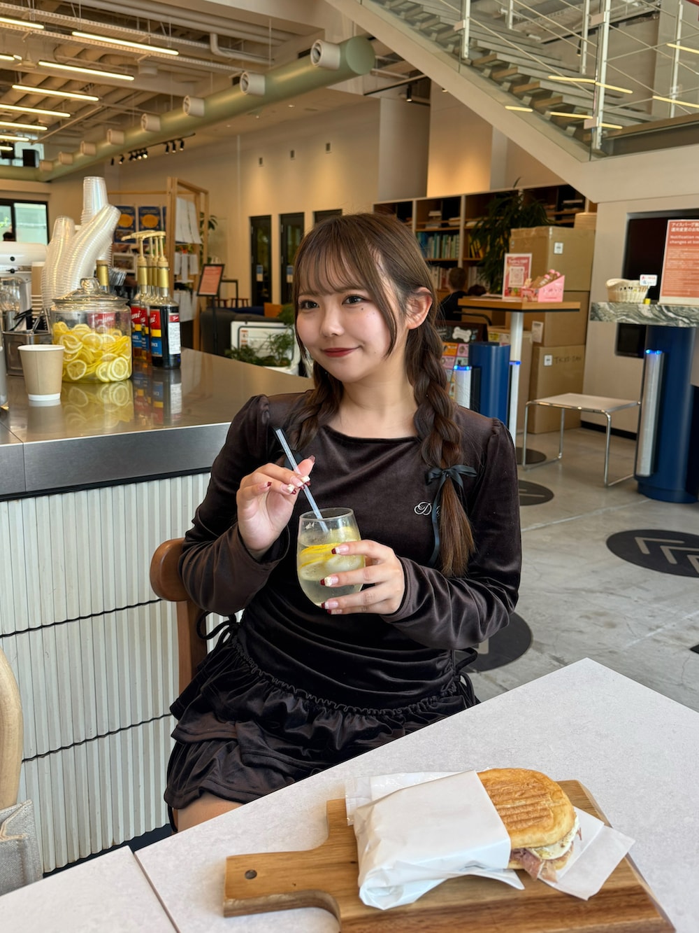 ブラウン系のワンピースを着用したレディースの夏コーディネートの5枚目の写真