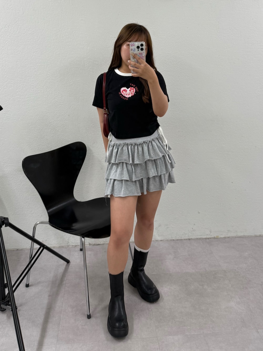 ブラック系のTシャツ/カットソーを着用したレディースの夏コーディネートの3枚目の写真