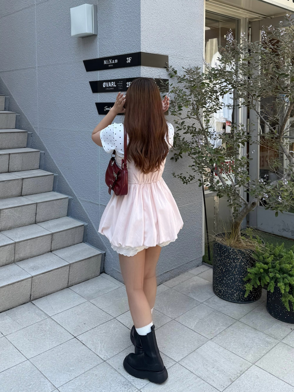 ピンク系のシャツ/ブラウスを着用したレディースの夏コーディネートの5枚目の写真