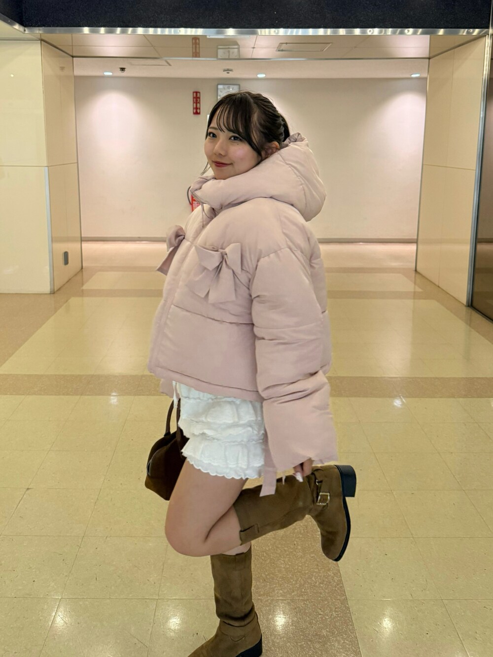 ピンク系のブルゾンを着用したレディースの秋コーディネートの2枚目の写真