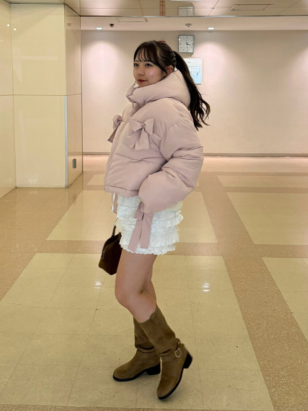 ピンク系のブルゾンを着用したレディースの秋コーディネートの4枚目の写真