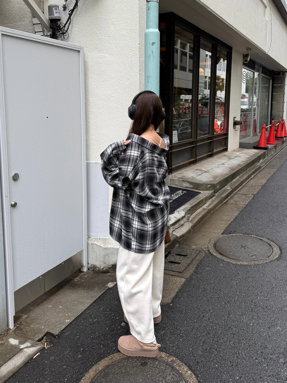 ブラック系のシャツ/ブラウス、ホワイト系のスウェットパンツを着用したレディースの秋コーディネートの4枚目の写真