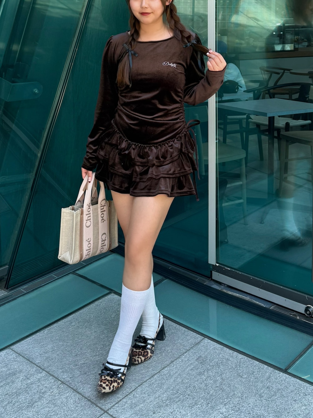 ブラウン系のワンピースを着用したレディースの夏コーディネートの2枚目の写真