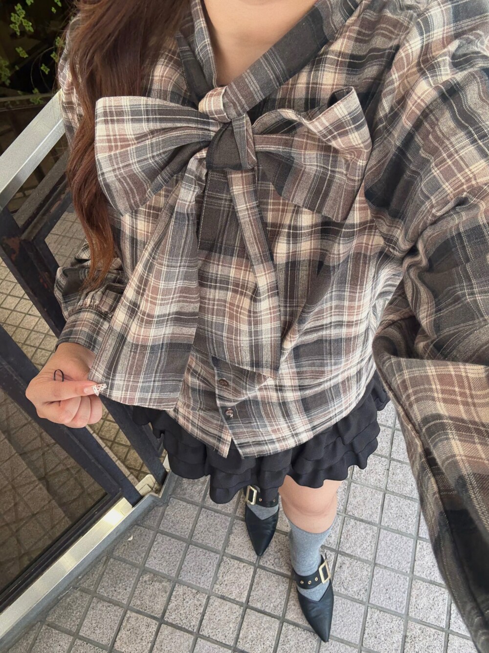 その他のシャツ/ブラウス、ブラック系のスカートを着用したレディースの夏コーディネートの4枚目の写真