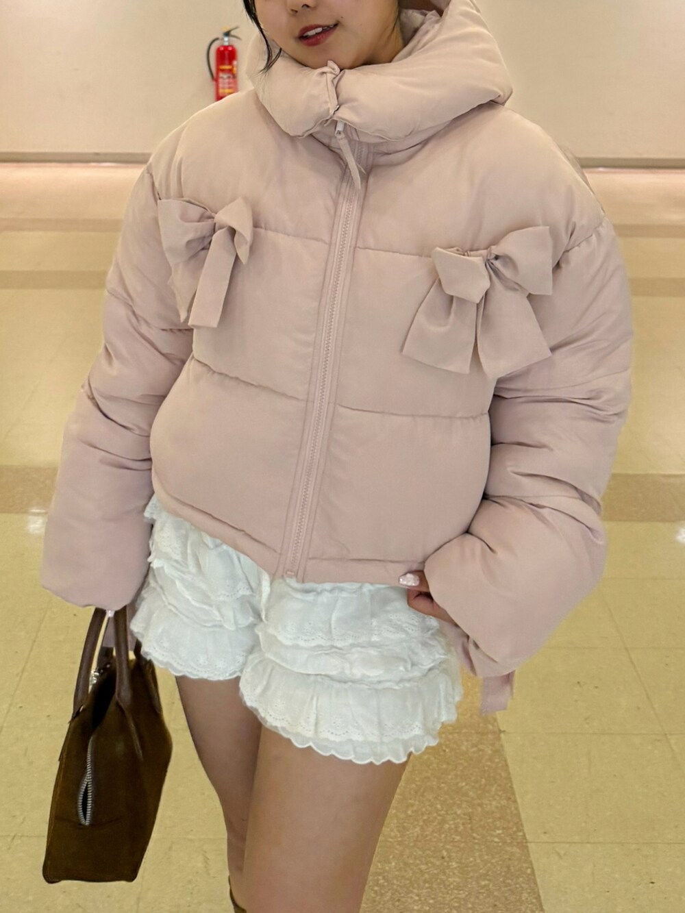 ピンク系のブルゾンを着用したレディースの秋コーディネートの5枚目の写真