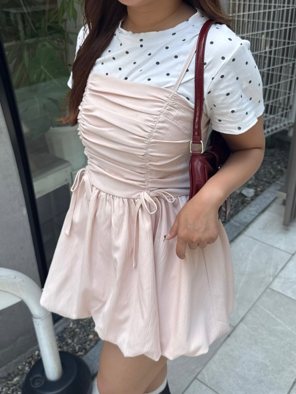 ピンク系のシャツ/ブラウスを着用したレディースの夏コーディネートの3枚目の写真