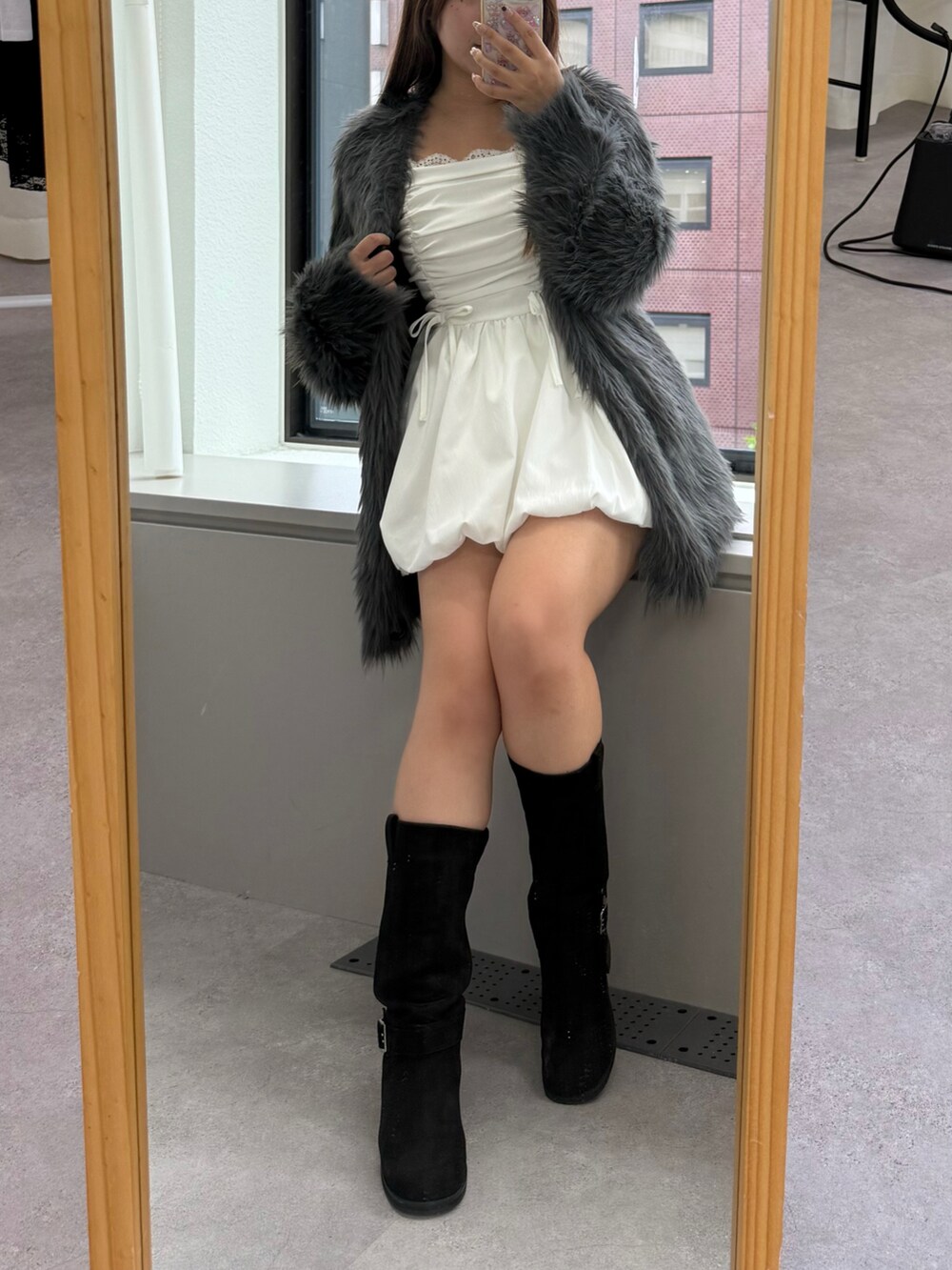 グレー系のカーディガン/ボレロ、ホワイト系のシャツ/ブラウスを着用したレディースの夏コーディネートの3枚目の写真