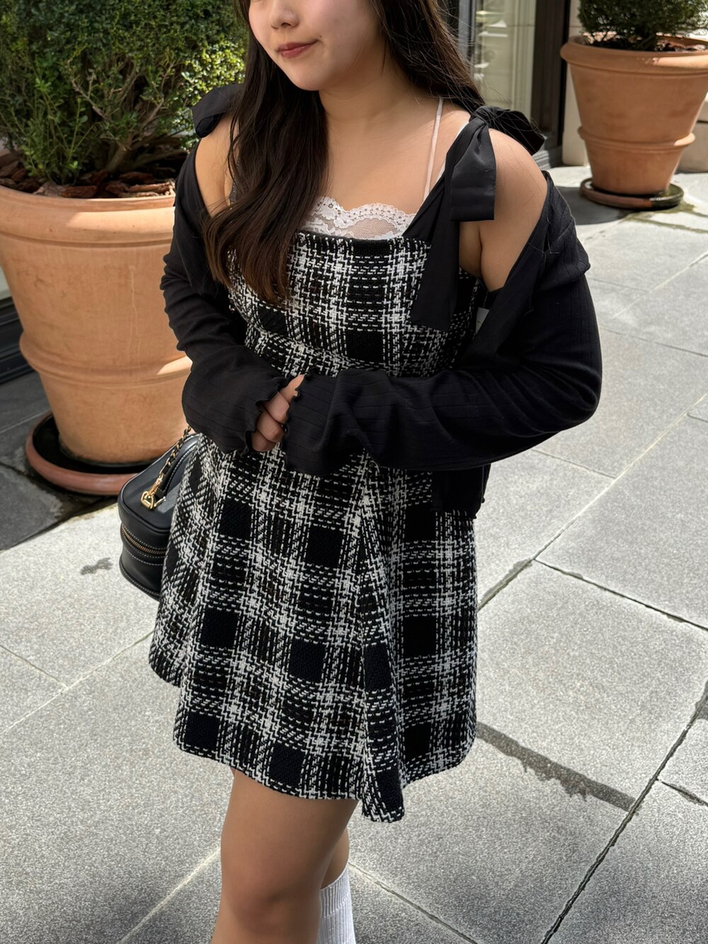 ブラック系のワンピースを着用したレディースの秋コーディネートの5枚目の写真