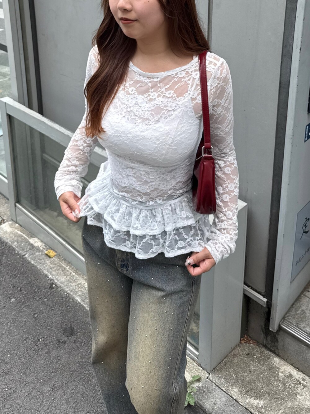 ホワイト系のTシャツ/カットソー、その他のデニムパンツを着用したレディースの夏コーディネートの3枚目の写真