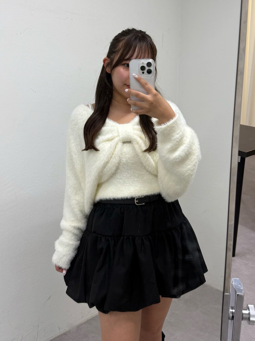 ホワイト系のニット/セーターを着用したレディースの秋コーディネートの5枚目の写真