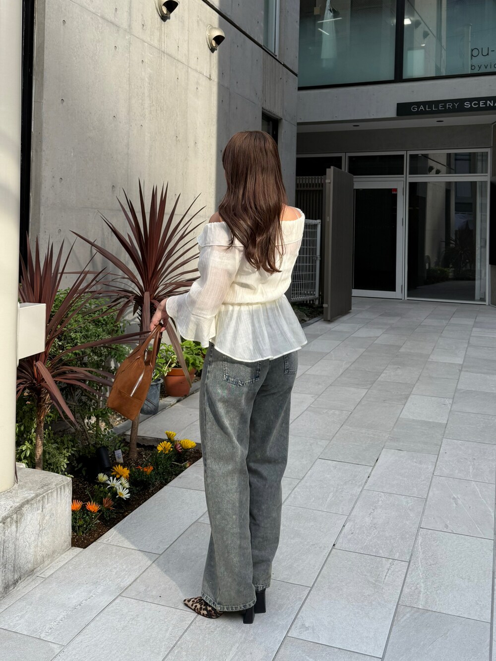 ホワイト系のシャツ/ブラウス、ブルー系のデニムパンツを着用したレディースの春コーディネートの2枚目の写真