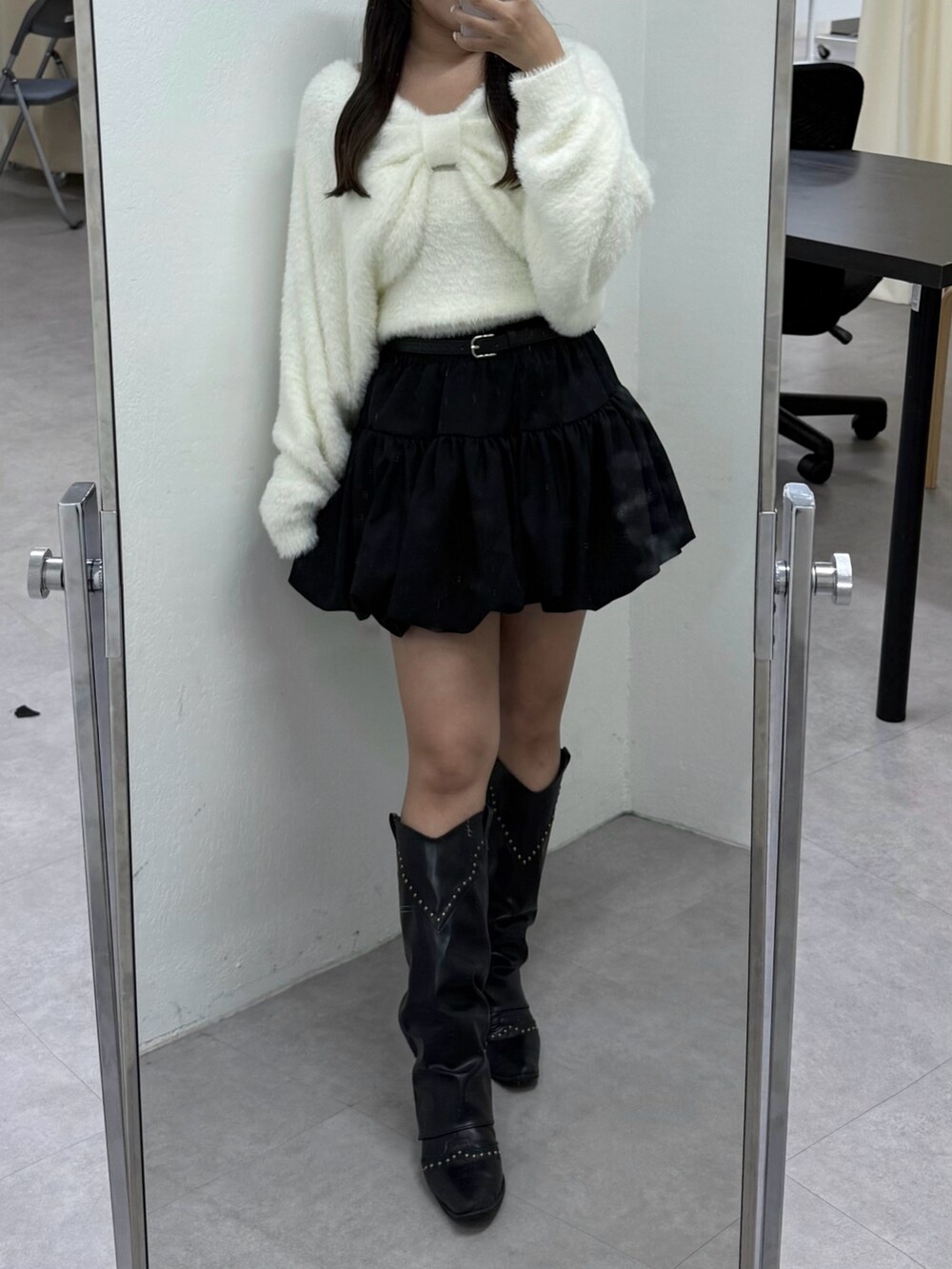 ホワイト系のニット/セーターを着用したレディースの秋コーディネートの3枚目の写真