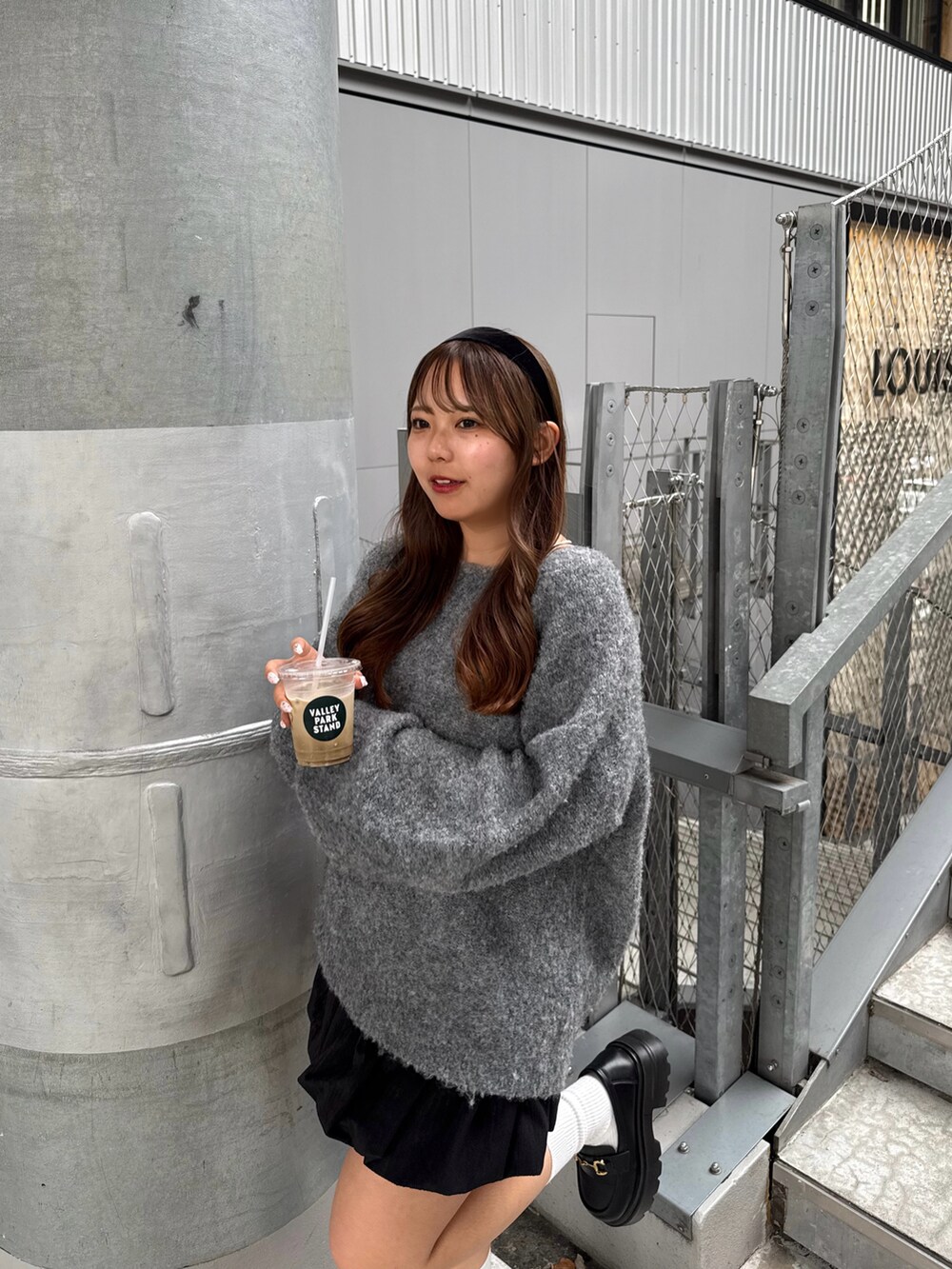 グレー系のニット/セーターを着用したレディースの秋コーディネートの2枚目の写真