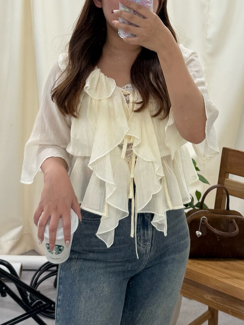 ホワイト系のシャツ/ブラウス、ブルー系のデニムパンツを着用したレディースの夏コーディネートの5枚目の写真