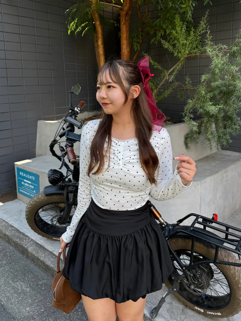 その他のTシャツ/カットソー、ブラック系のスカートを着用したレディースの夏コーディネートの4枚目の写真