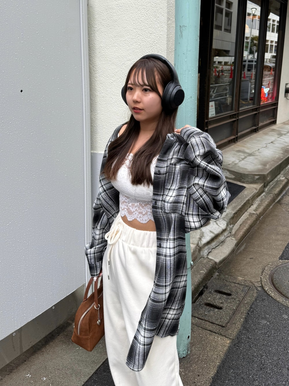 ブラック系のシャツ/ブラウス、ホワイト系のスウェットパンツを着用したレディースの秋コーディネートの5枚目の写真