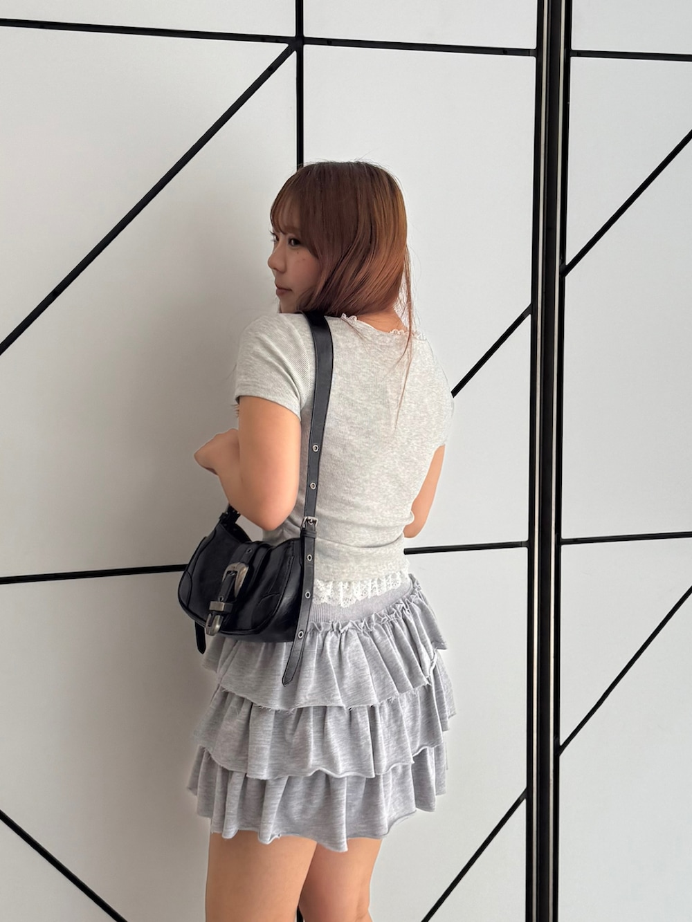 グレー系のTシャツ/カットソーを着用したレディースの春コーディネートの3枚目の写真