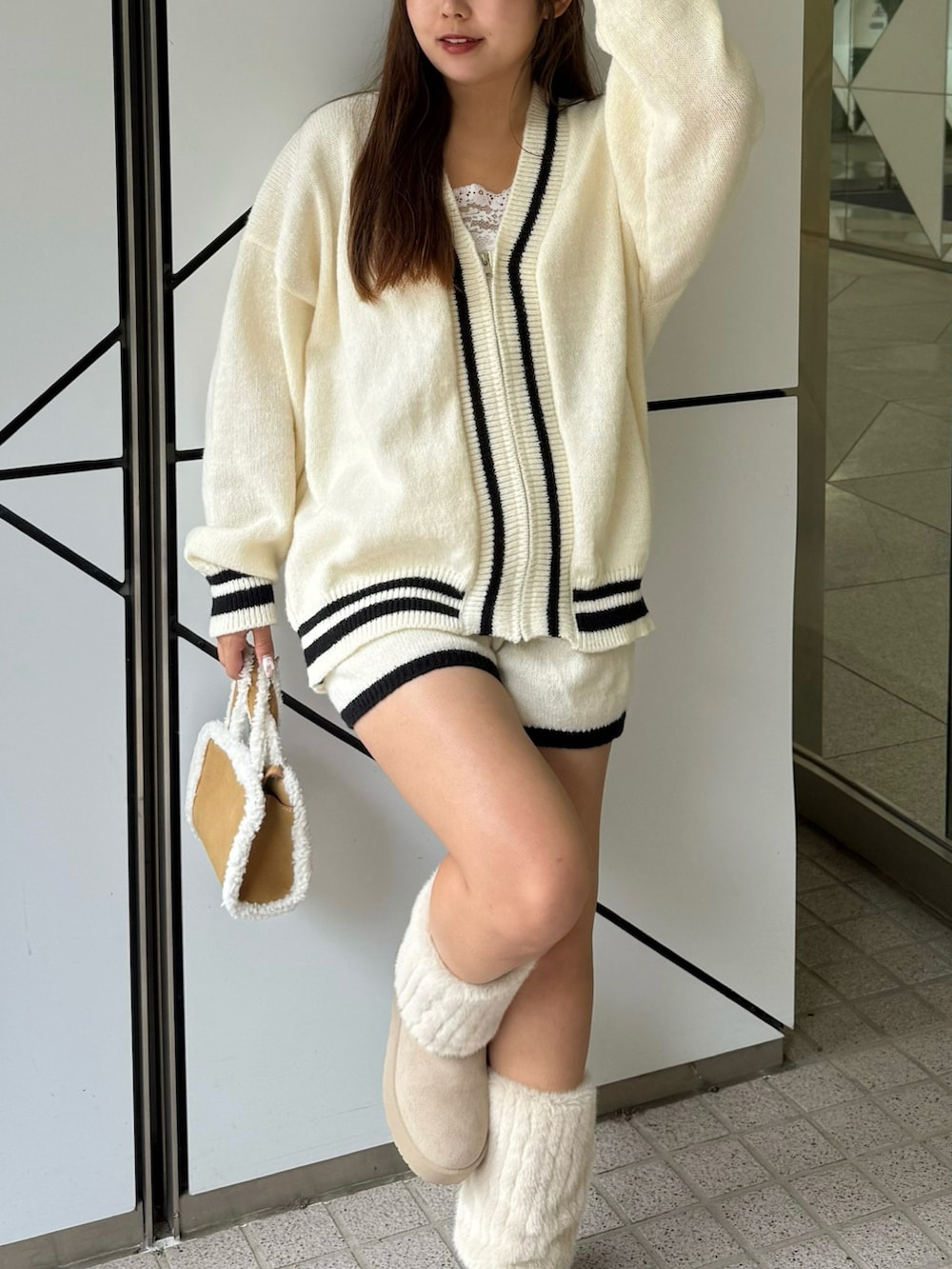 ホワイト系のセットアップを着用したレディースの秋コーディネートの3枚目の写真