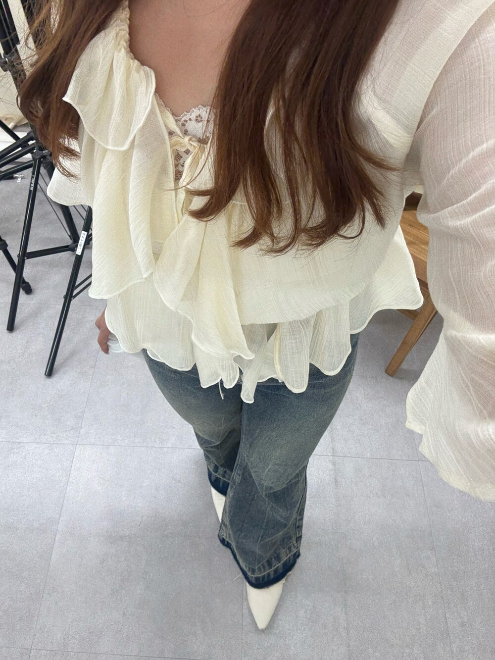 ホワイト系のシャツ/ブラウス、ブルー系のデニムパンツを着用したレディースの夏コーディネートの4枚目の写真