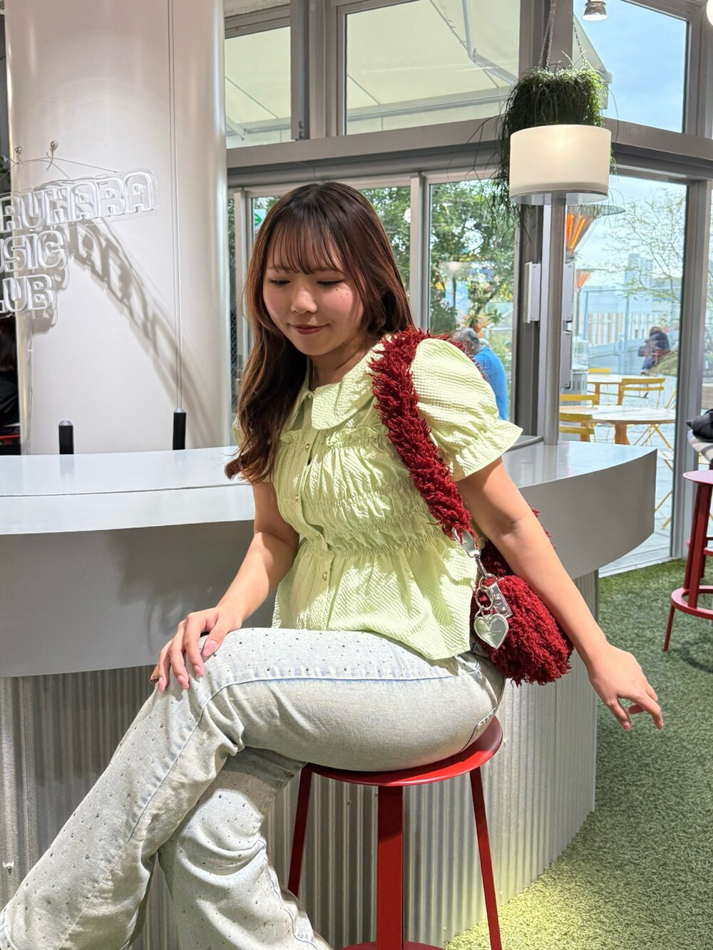 ブルー系のデニムパンツ、グリーン系のシャツ/ブラウスを着用したレディースの春コーディネートの5枚目の写真