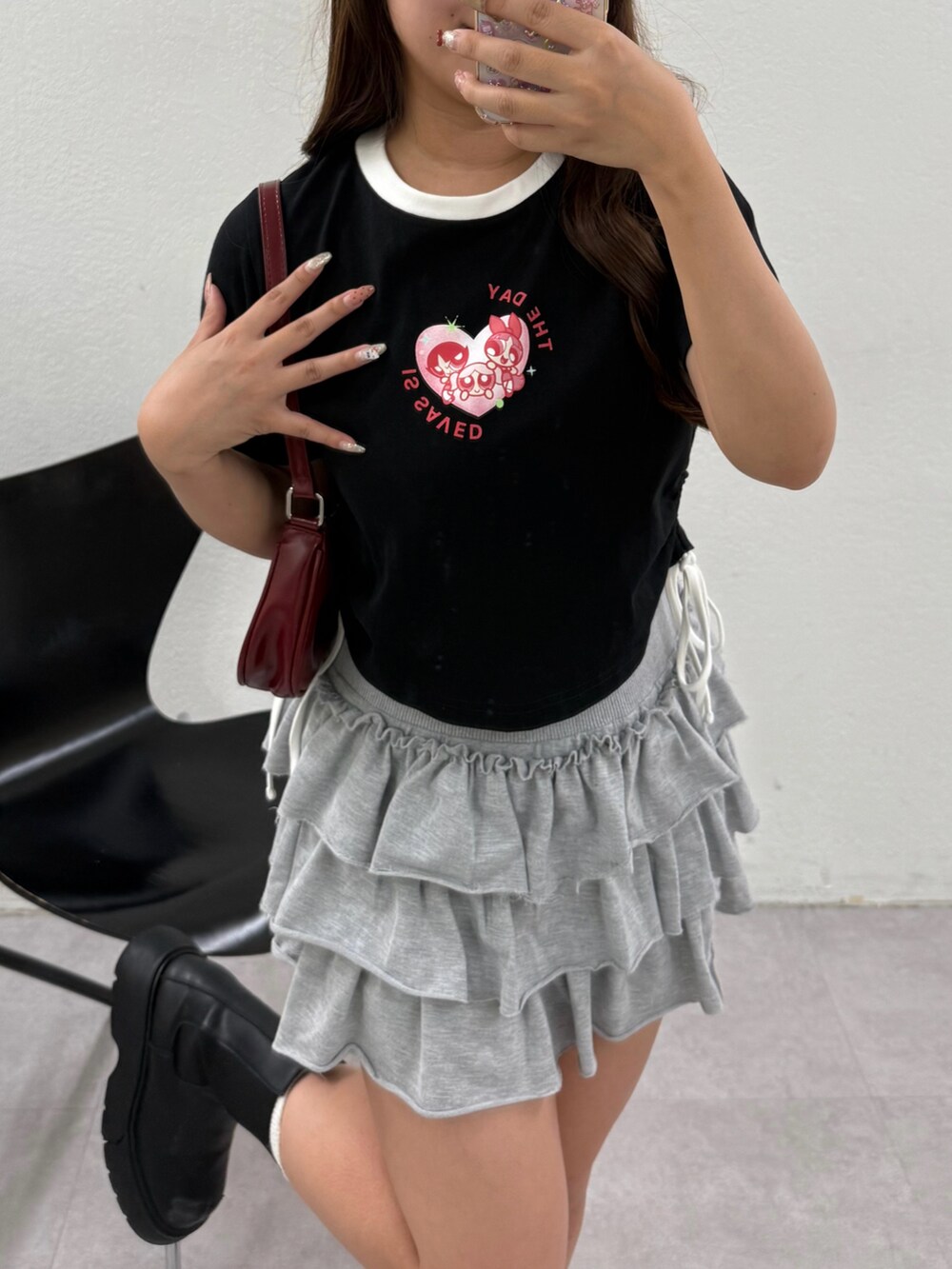 ブラック系のTシャツ/カットソーを着用したレディースの夏コーディネートの5枚目の写真