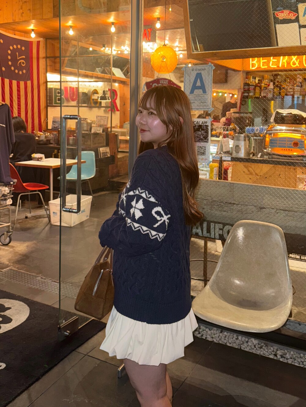 ブルー系のニット/セーターを着用したレディースの秋コーディネートの4枚目の写真