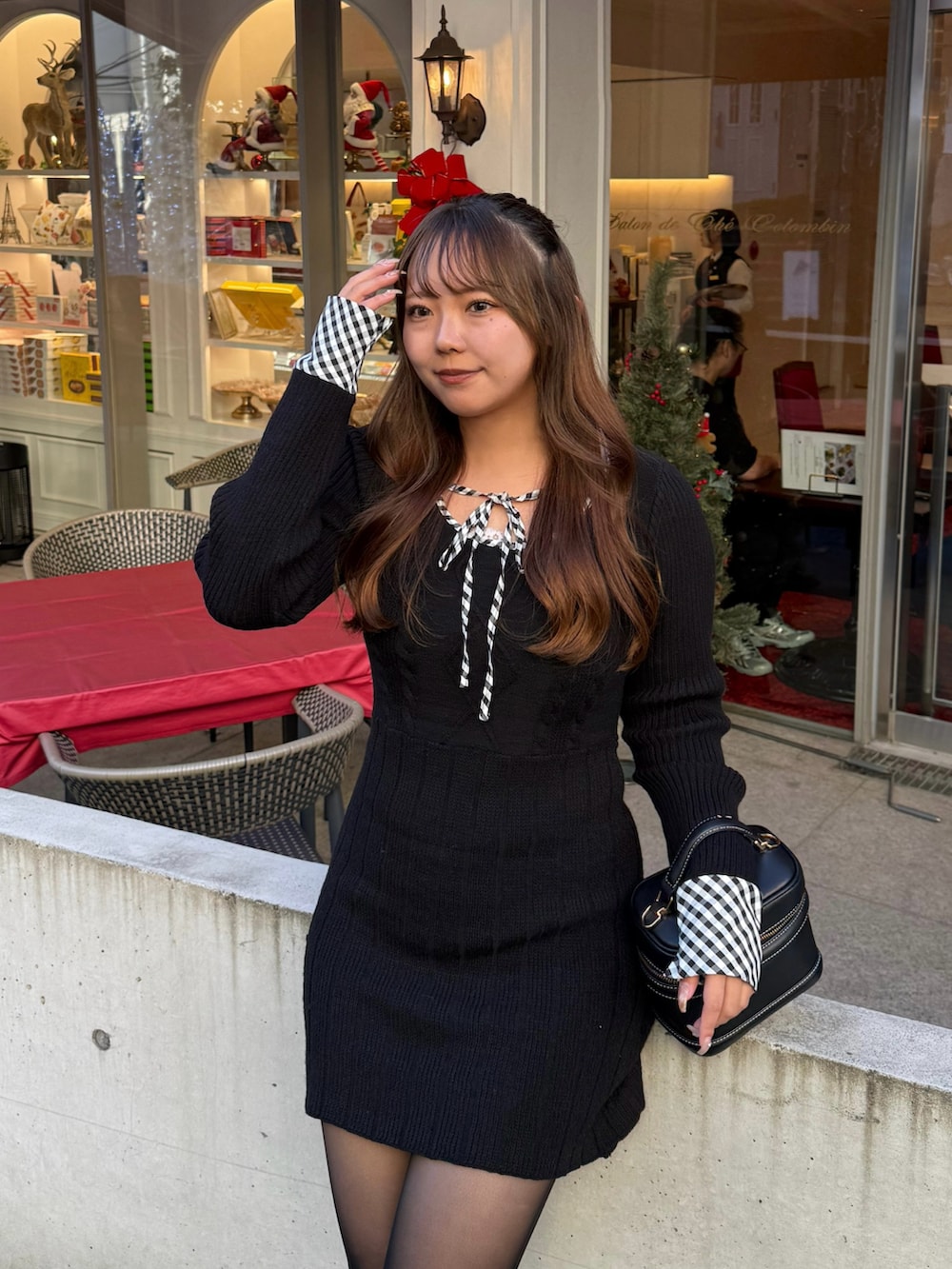 ブラック系のワンピースを着用したレディースの冬コーディネートの3枚目の写真