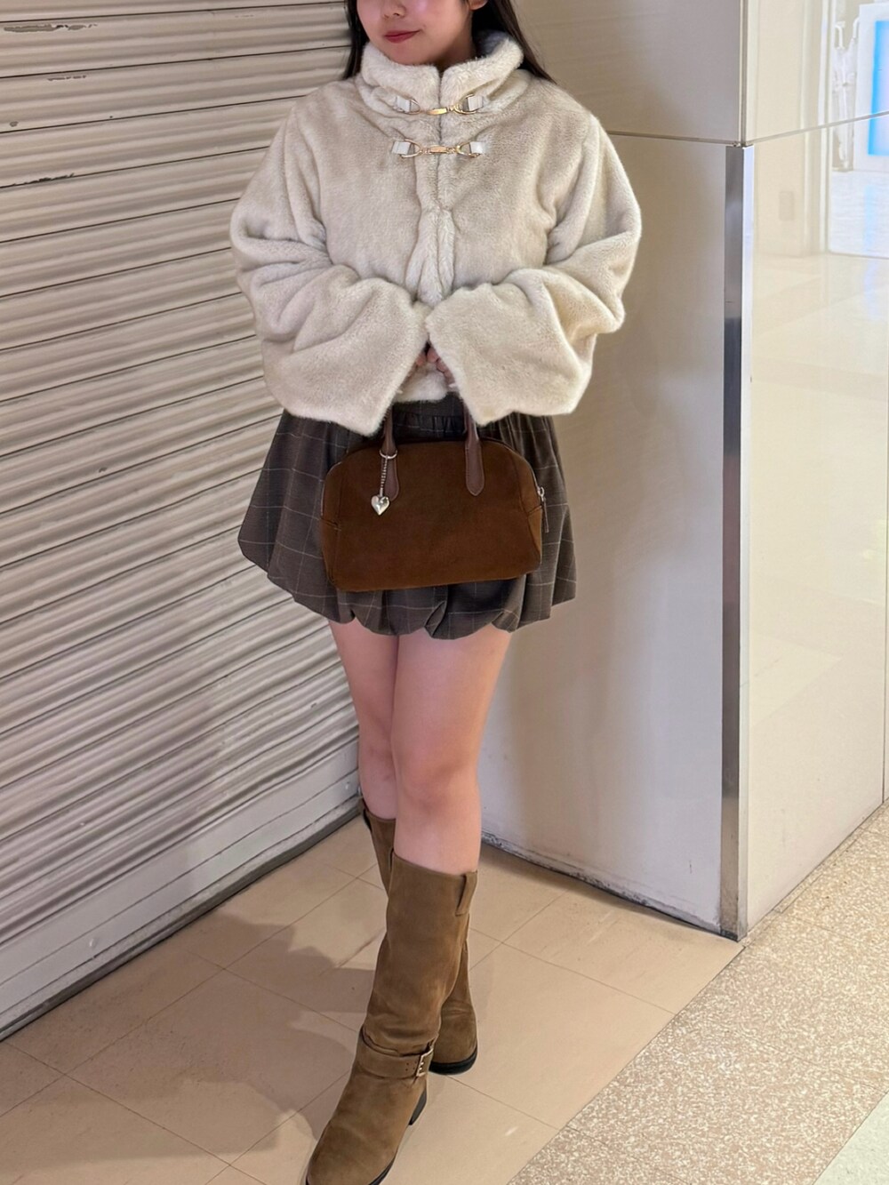 ホワイト系のブルゾンを着用したレディースの秋コーディネートの2枚目の写真