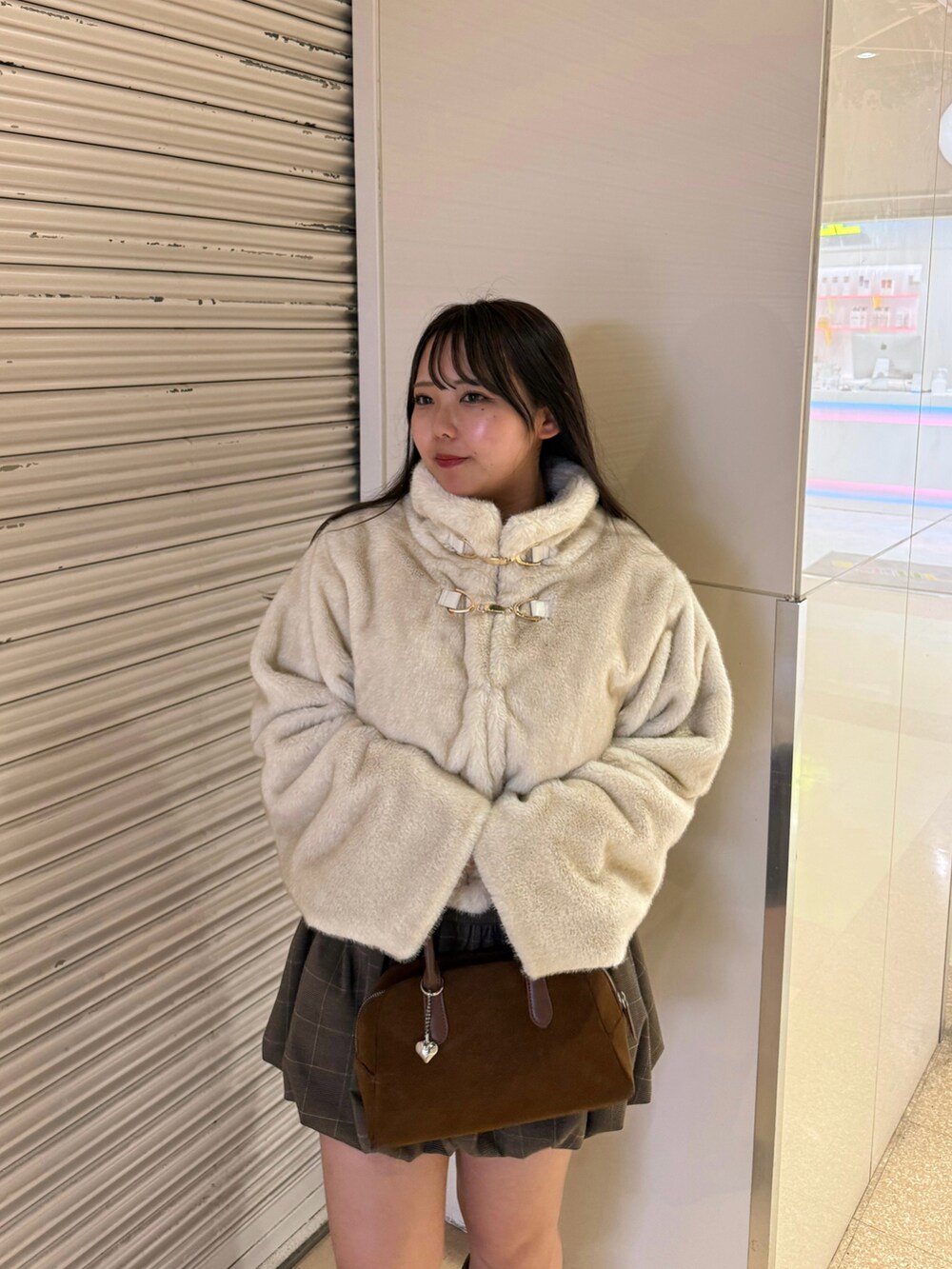 ホワイト系のブルゾンを着用したレディースの秋コーディネートの3枚目の写真