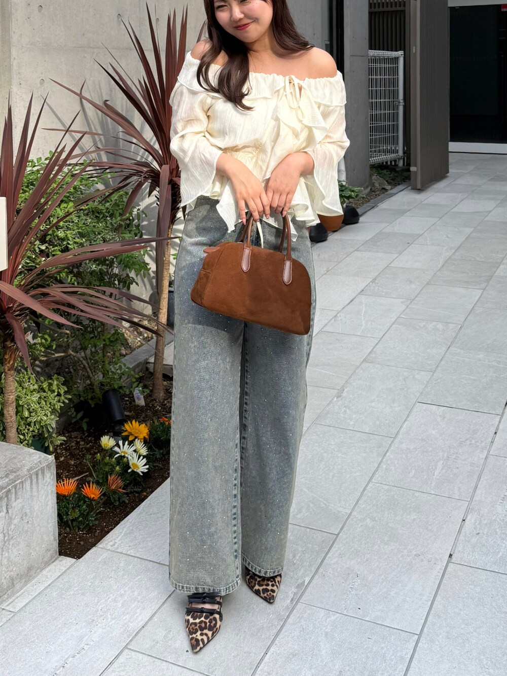 ホワイト系のシャツ/ブラウス、ブルー系のデニムパンツを着用したレディースの春コーディネートの3枚目の写真