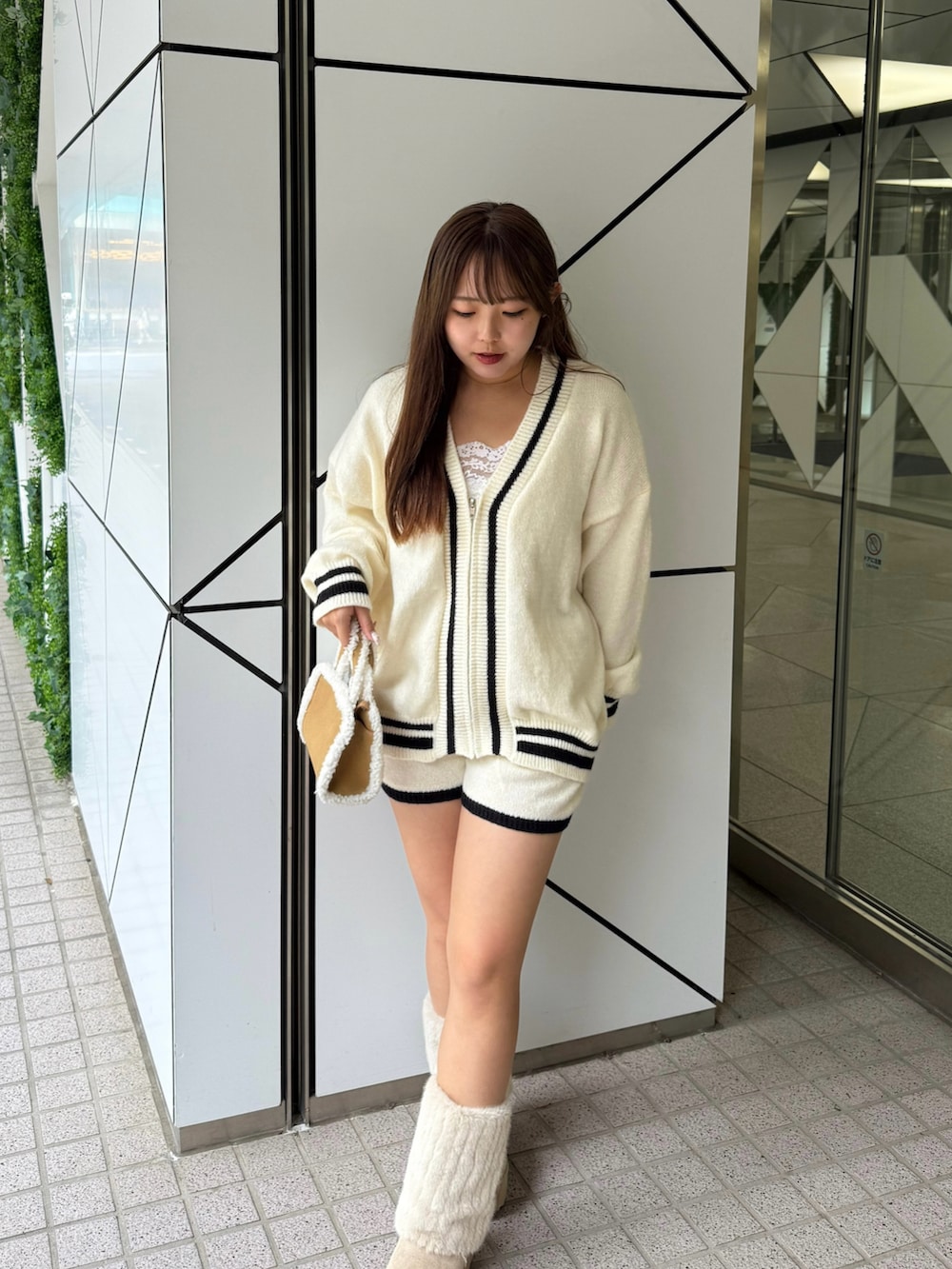 ホワイト系のセットアップを着用したレディースの秋コーディネートの2枚目の写真