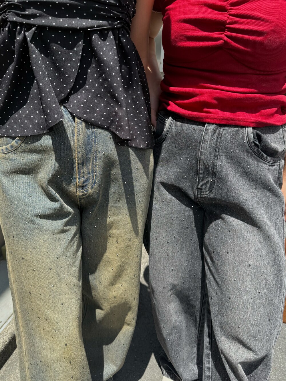 レッド系のTシャツ/カットソー、ブラック系のデニムパンツを着用したレディースの夏コーディネートの5枚目の写真