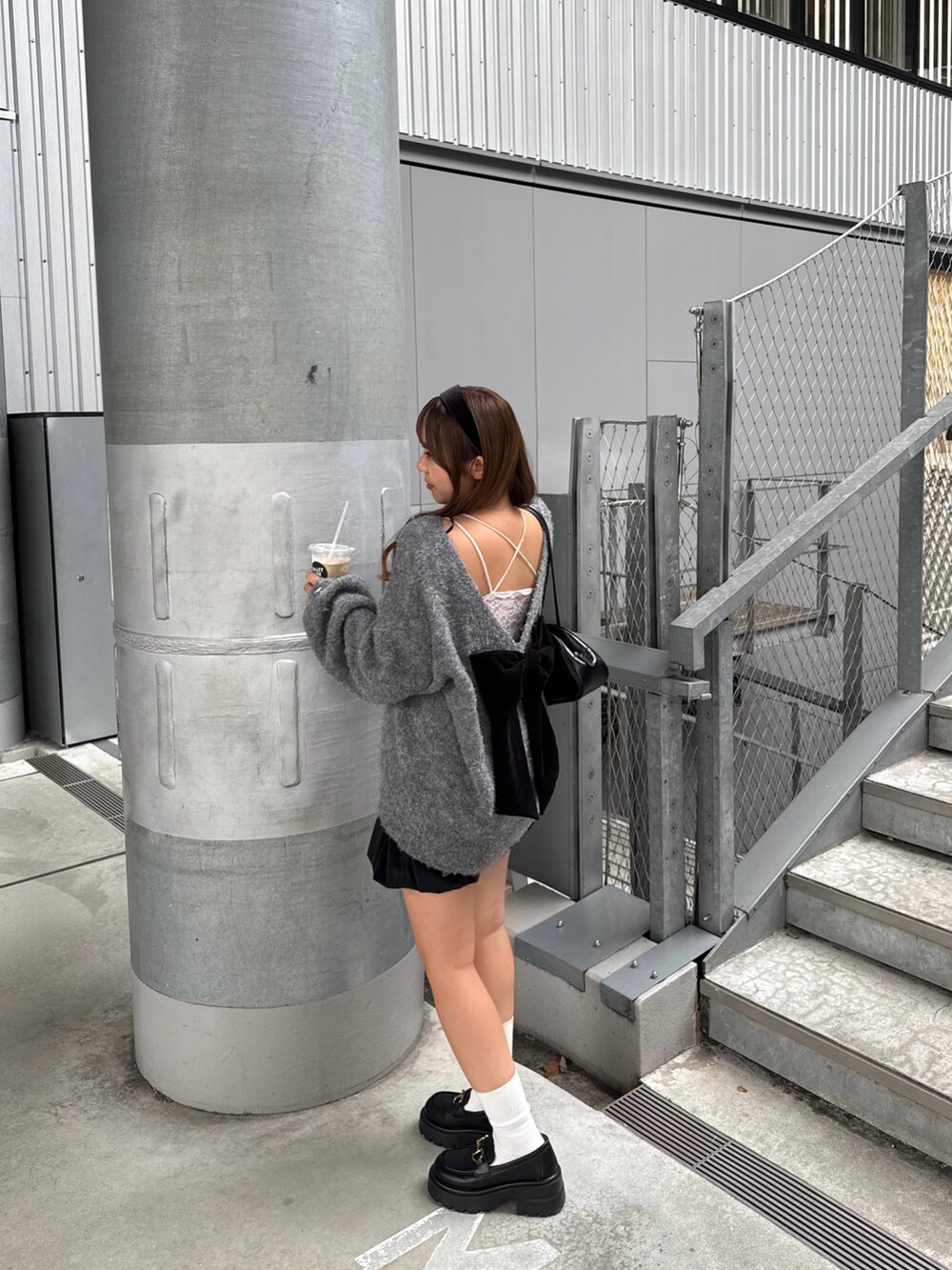 グレー系のニット/セーターを着用したレディースの秋コーディネートの4枚目の写真