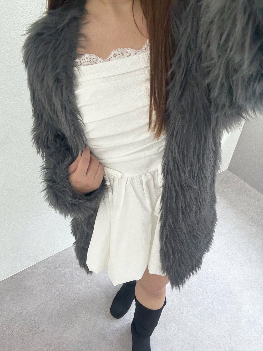 グレー系のカーディガン/ボレロ、ホワイト系のシャツ/ブラウスを着用したレディースの夏コーディネートの4枚目の写真