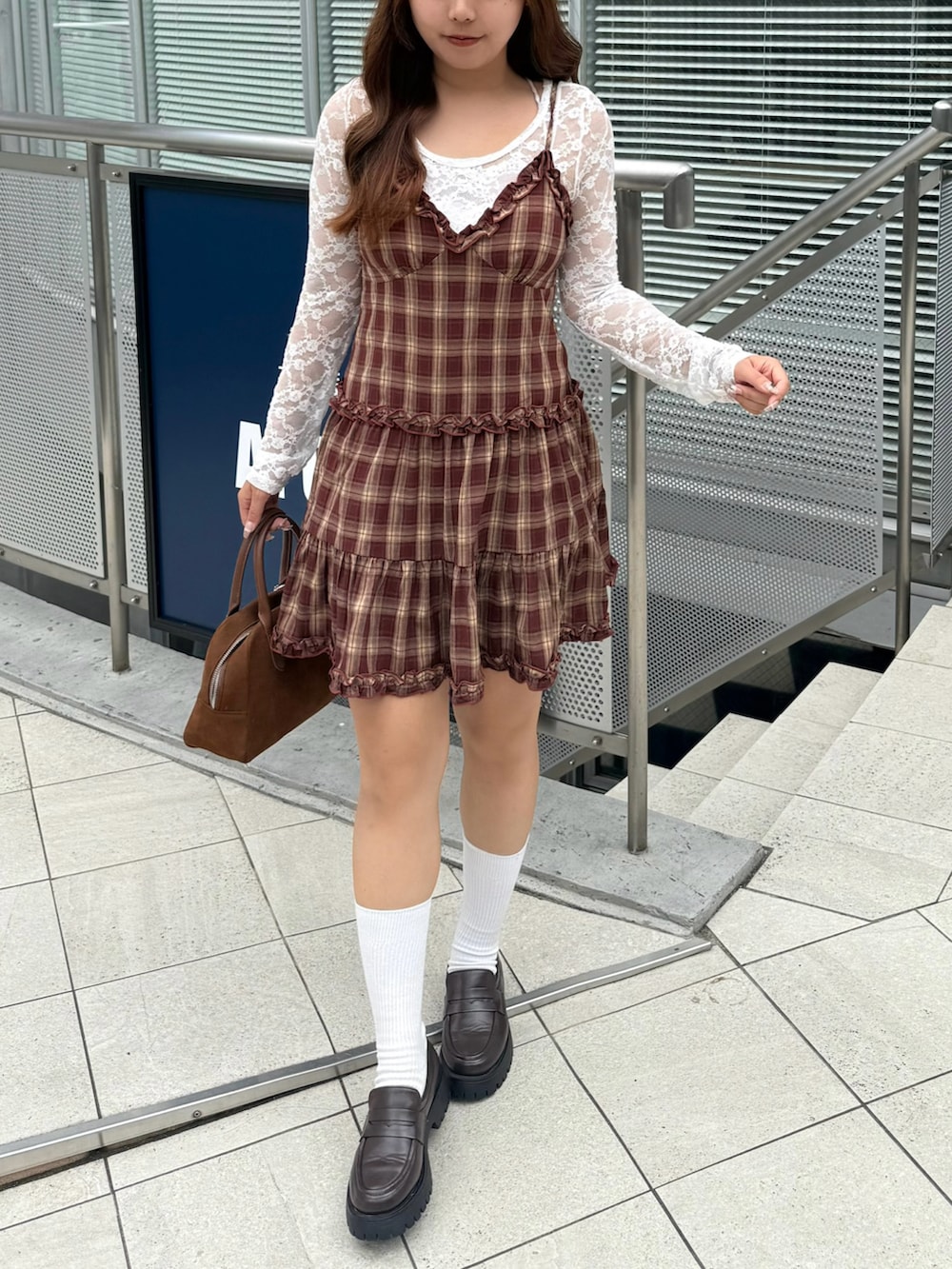 レッド系のシャツ/ブラウスを着用したレディースの秋コーディネートの2枚目の写真