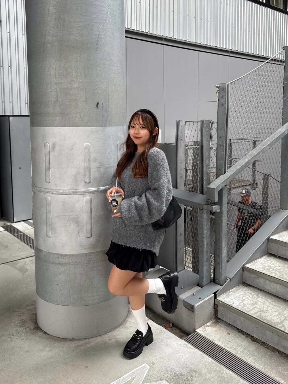 グレー系のニット/セーターを着用したレディースの秋コーディネートの3枚目の写真