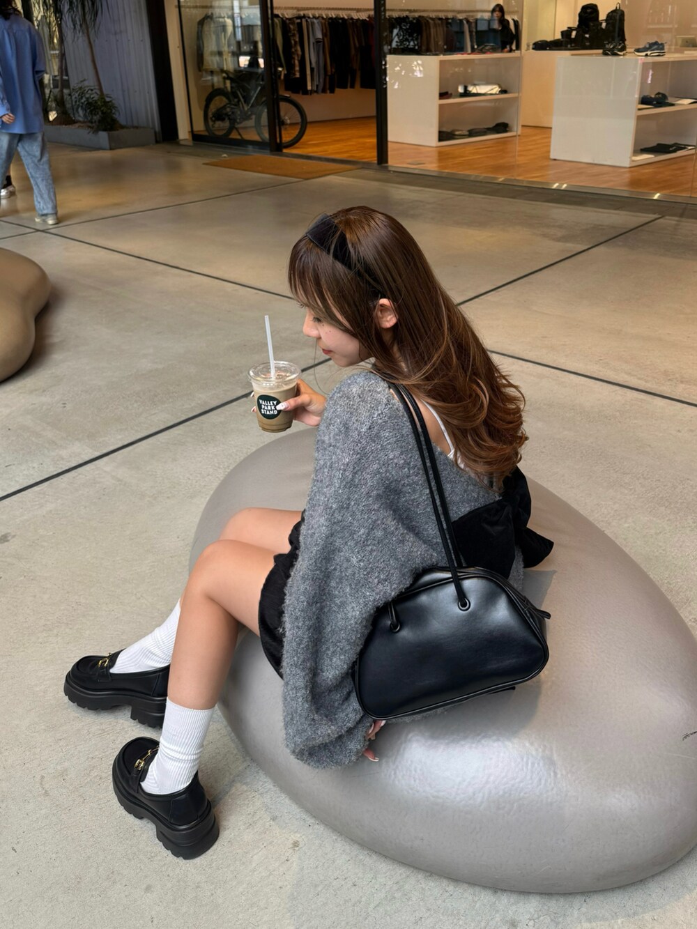 グレー系のニット/セーターを着用したレディースの秋コーディネートの5枚目の写真