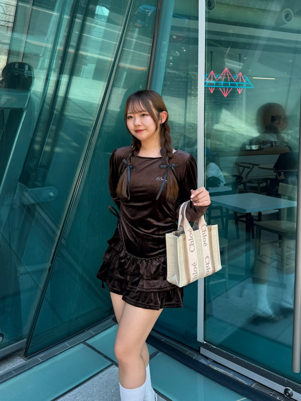 ブラウン系のワンピースを着用したレディースの夏コーディネートの3枚目の写真