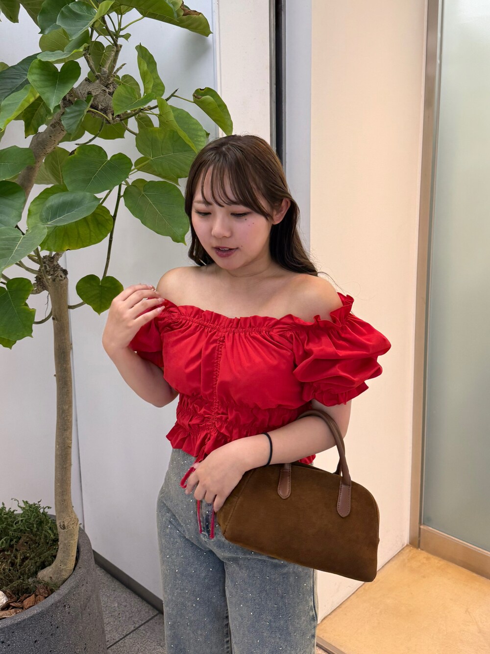 ブルー系のデニムパンツ、レッド系のシャツ/ブラウスを着用したレディースの春コーディネートの5枚目の写真
