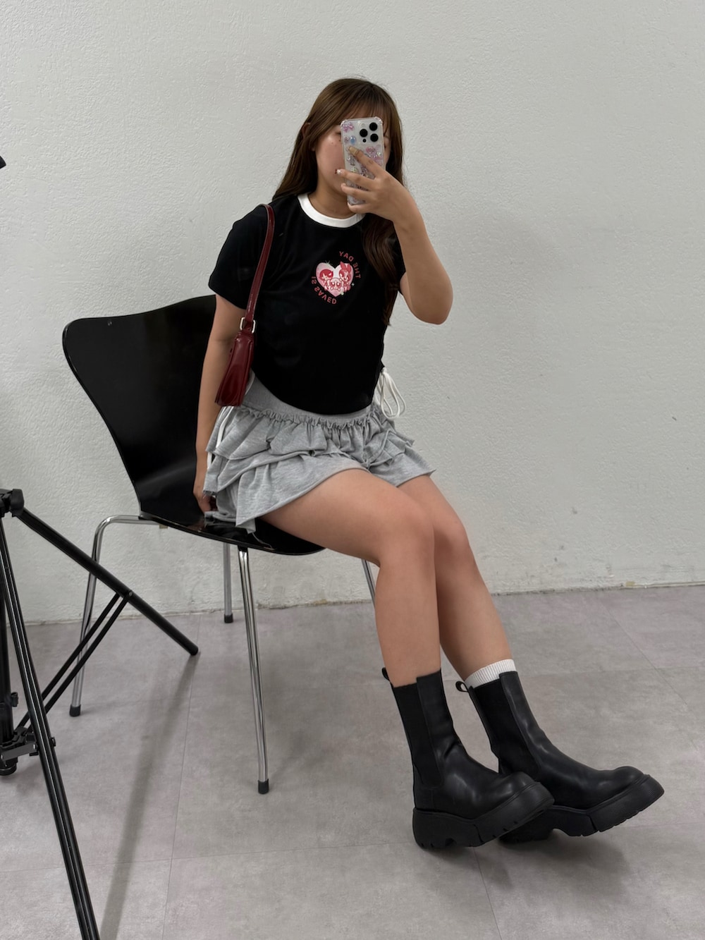 ブラック系のTシャツ/カットソーを着用したレディースの夏コーディネートの2枚目の写真