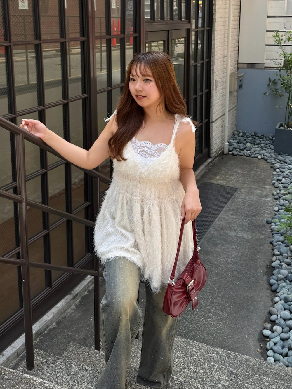 ホワイト系のシャツ/ブラウス、その他のデニムパンツを着用したレディースの夏コーディネートの3枚目の写真