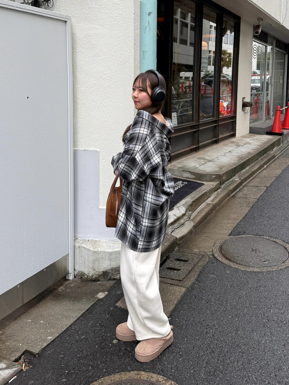 ブラック系のシャツ/ブラウス、ホワイト系のスウェットパンツを着用したレディースの秋コーディネートの2枚目の写真