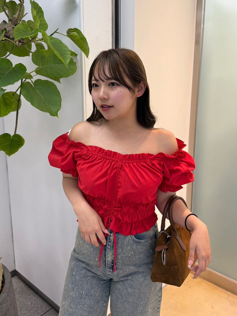 ブルー系のデニムパンツ、レッド系のシャツ/ブラウスを着用したレディースの春コーディネートの3枚目の写真