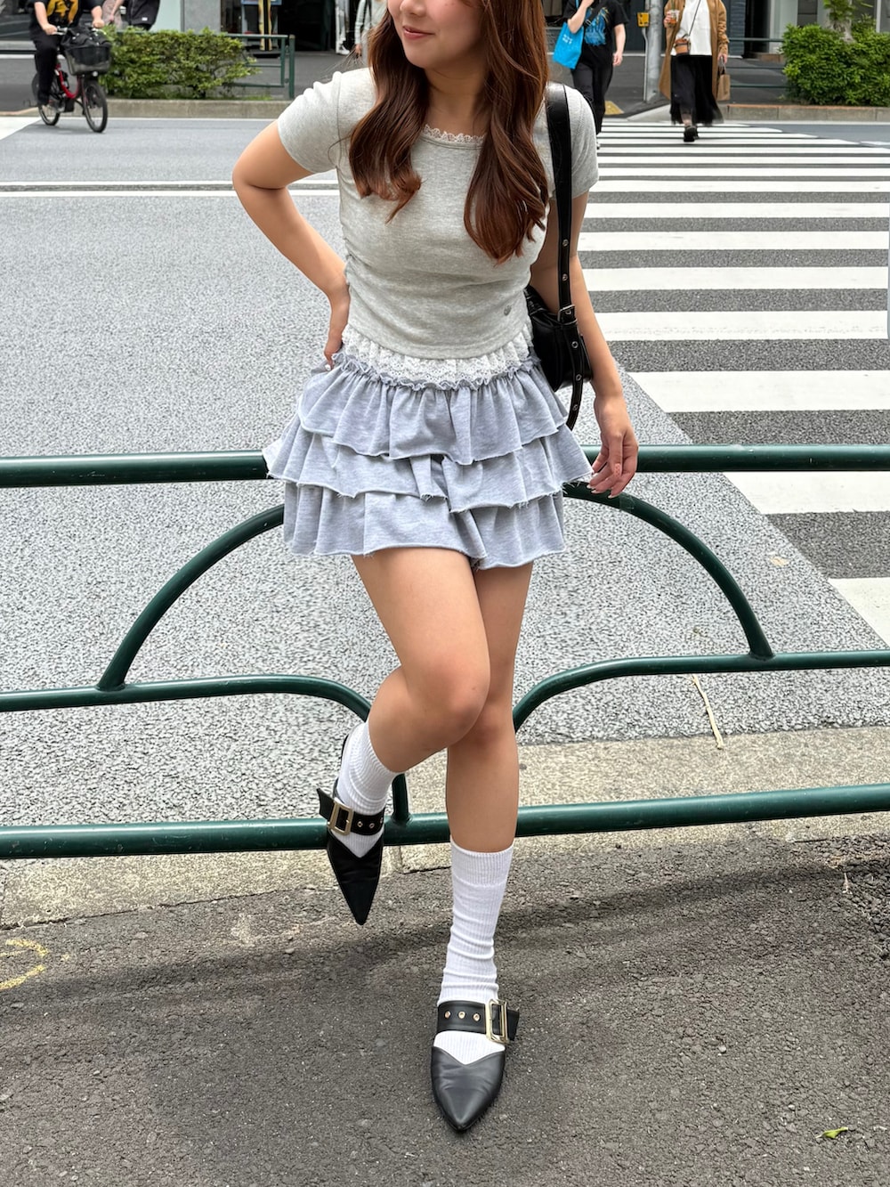 グレー系のTシャツ/カットソーを着用したレディースの春コーディネートの4枚目の写真