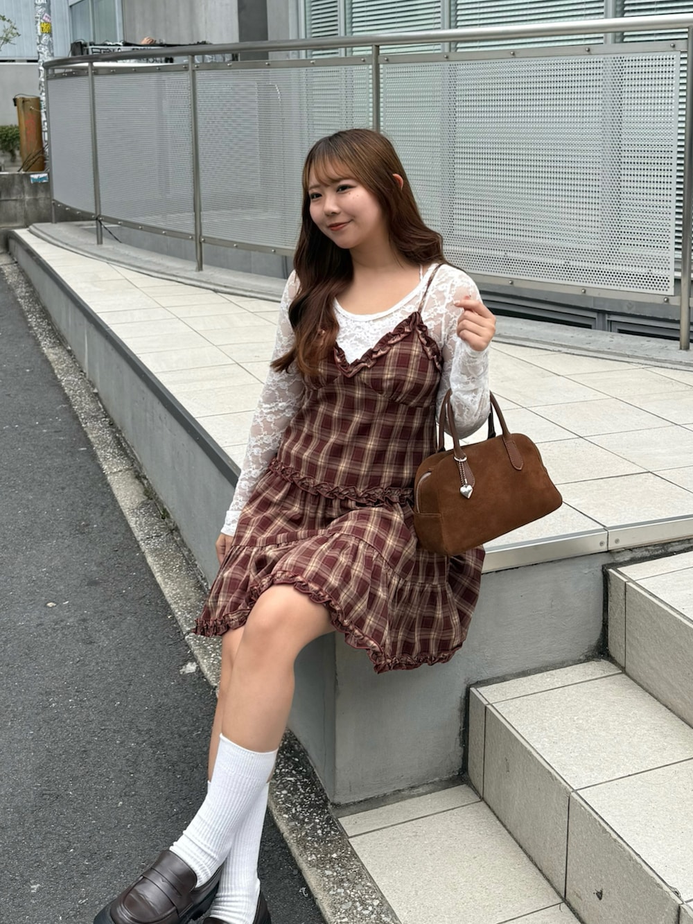 レッド系のシャツ/ブラウスを着用したレディースの秋コーディネートの4枚目の写真