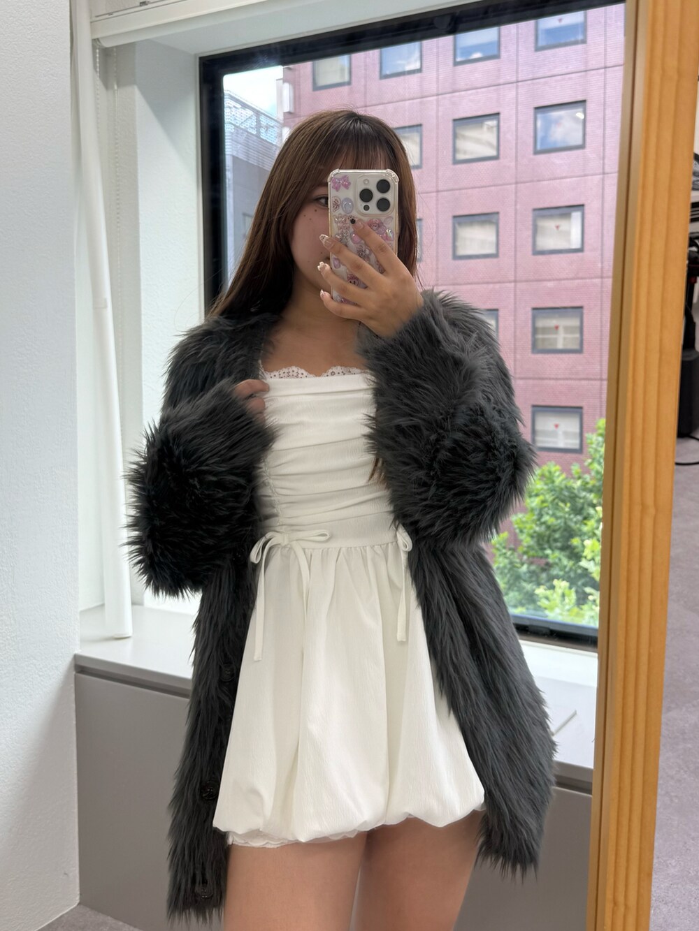 グレー系のカーディガン/ボレロ、ホワイト系のシャツ/ブラウスを着用したレディースの夏コーディネートの5枚目の写真